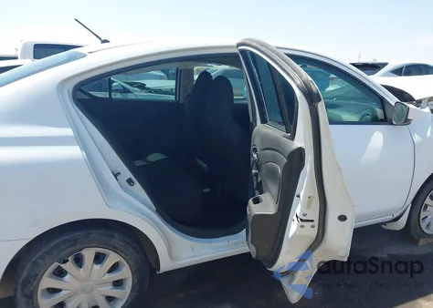 2016 Nissan Versa 1.6 S z USA, uszkodzony, nr VIN 3N1CN7AP4GL899044
